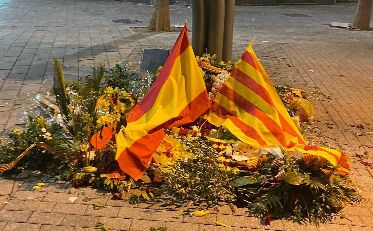 Fan mal bé l'ofrena floral al monument Dempeus de la plaça de l'Onze de Setembre. FOTO: Twitter @CarmeVinyes  Fan mal bé l'ofrena floral al monument Dempeus de la plaça de l'Onze de Setembre. FOTO: Twitter @CarmeVinyes