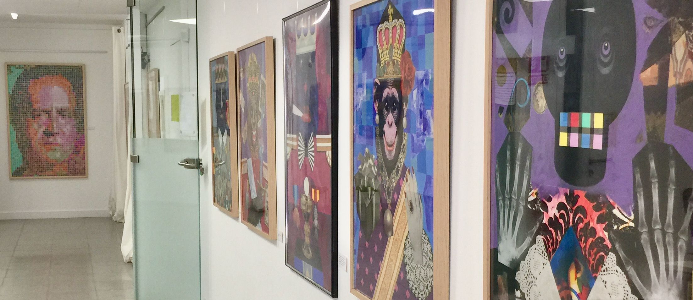 Quadres de Miquel Mas sobre la monarquia a l’Espai Cultural Francesc Alujas. FOTO: Cedida 