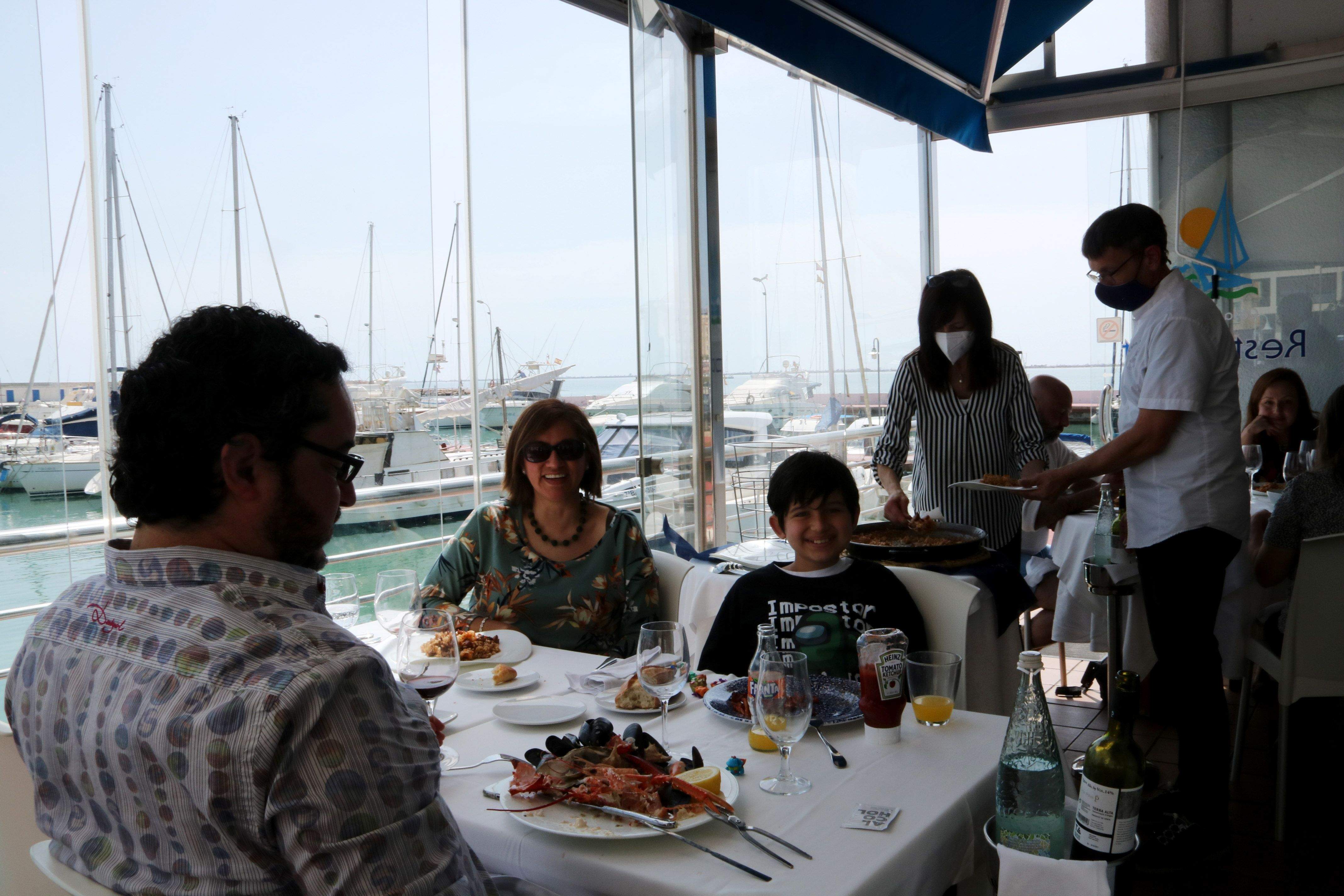 Una família dinant en un restaurant. FOTO: Mar Rovira/ACN Una família dinant en un restaurant. FOTO: Mar Rovira/ACN
