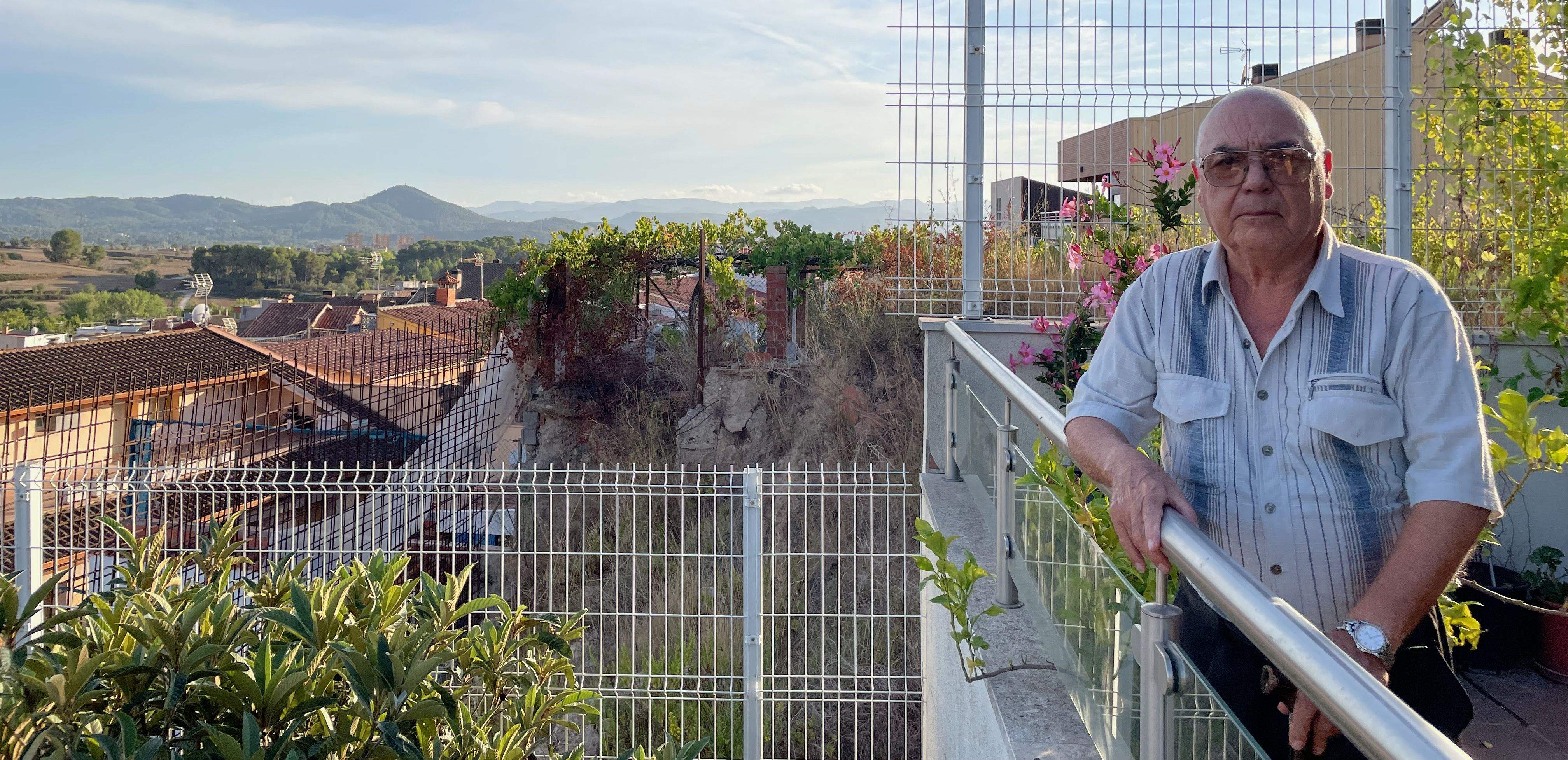 Gaspar Vilalta, a casa seva, amb el barri del 25 de Setembre al fons. FOTO: NHS