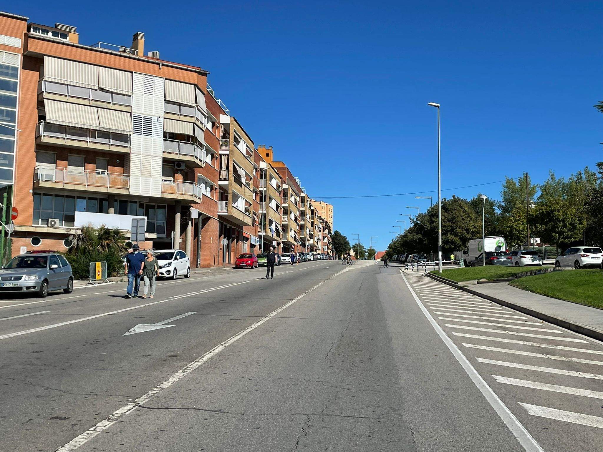 Els ciutadans de Rubí aprofiten un nou tall de trànsit de l'avinguda de l'Estatut. FOTO: A.M