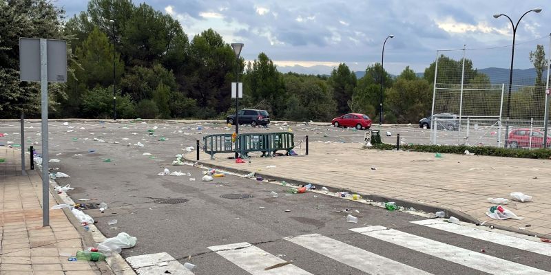 Un dels pàrquings de la Vila Universitària de la UAB plens de restes de begudes i llaunes després del macrobotellot FOTO: Cedida a l'ACN per @xiuxiuejam1