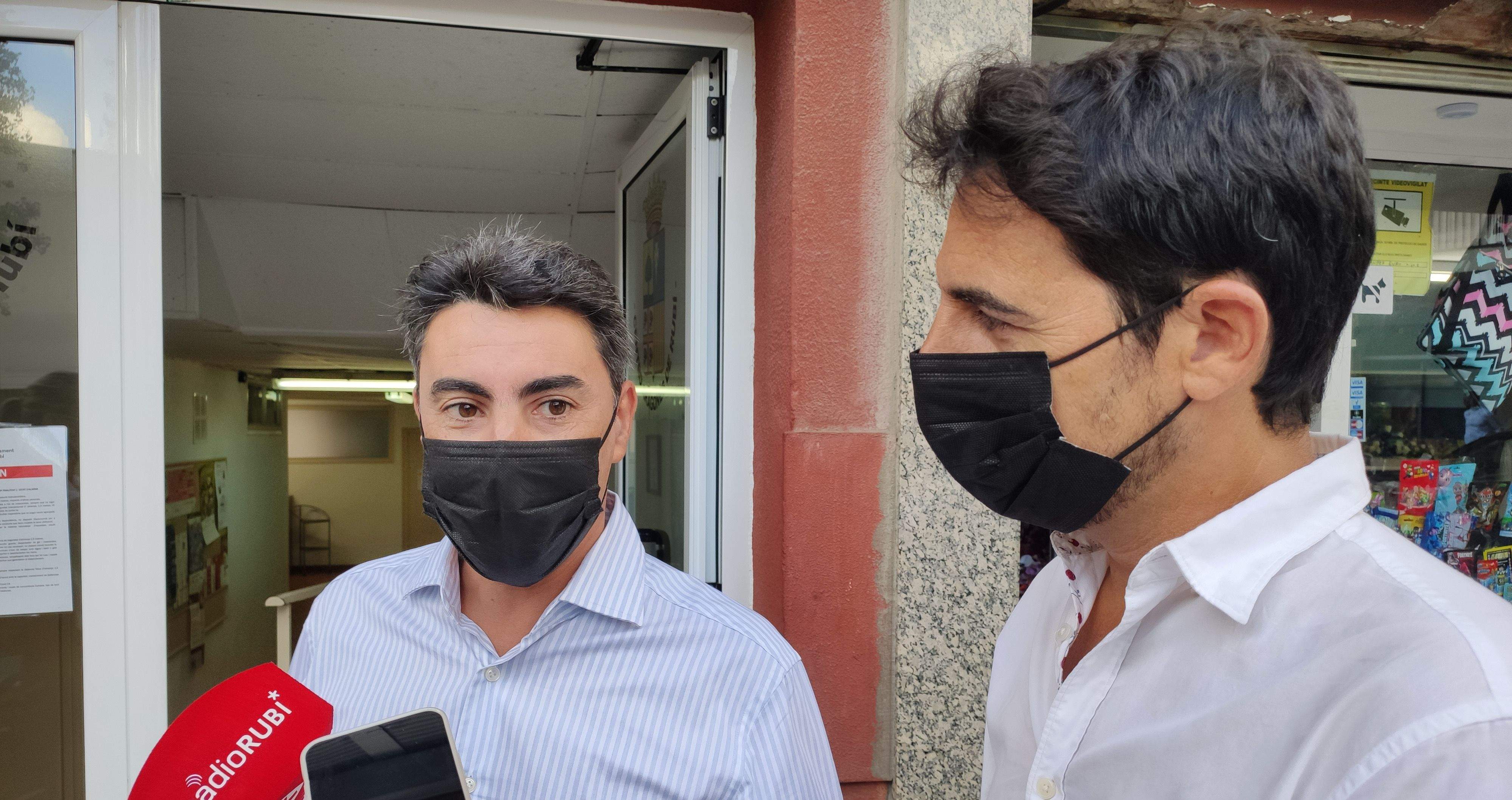 Juan José Giner, representant del PP a Rubí, i Manu Reyes, president provincial dels populars, en una roda de premsa anterior. FOTO: NHS