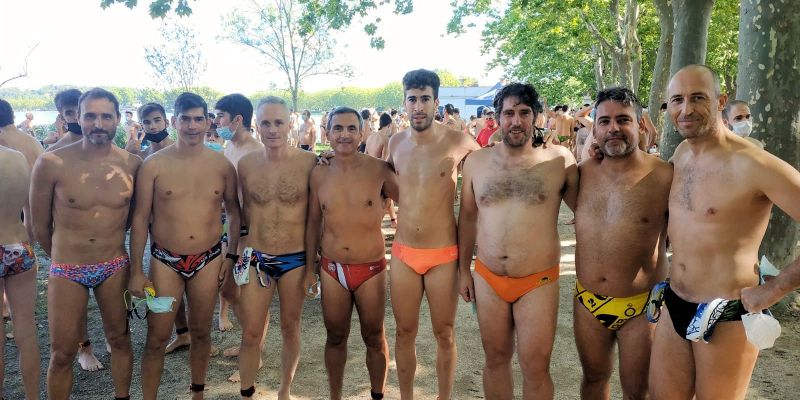 15 esportistes i també socis del club van realitzar la tradicional Travessia de l'Estany de Banyoles. FOTO: Cedida