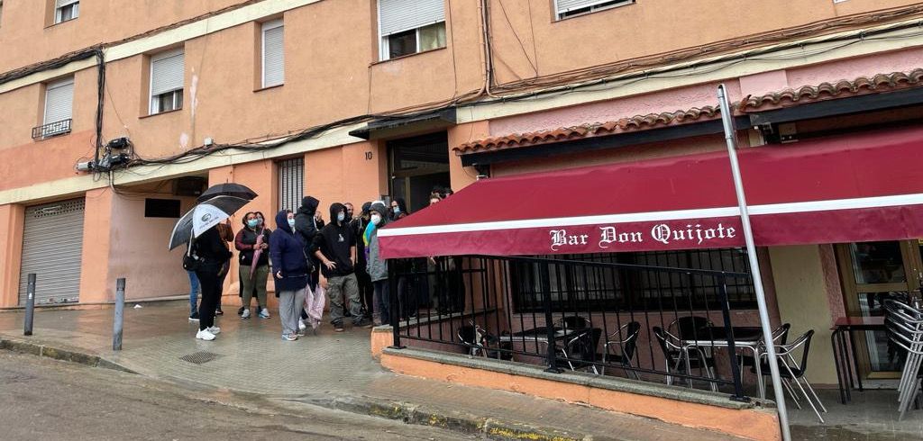 Membres de la PAH de Rubí i altres entitats ciutadanes, a l'entrada de l'edifici on hi havia una ordre de desnonament. FOTO: NHS