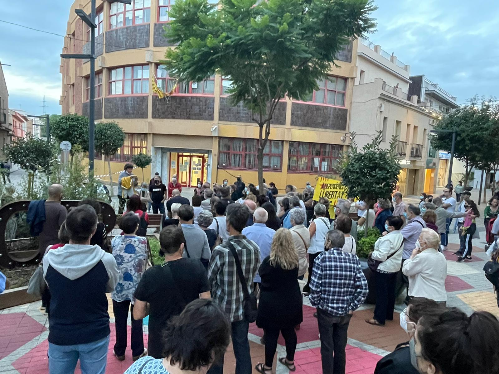 Una vuitantena de persones es concentren a la plaça Pere Esmendia en suport de Carles Puigdemont. FOTO: A.M
