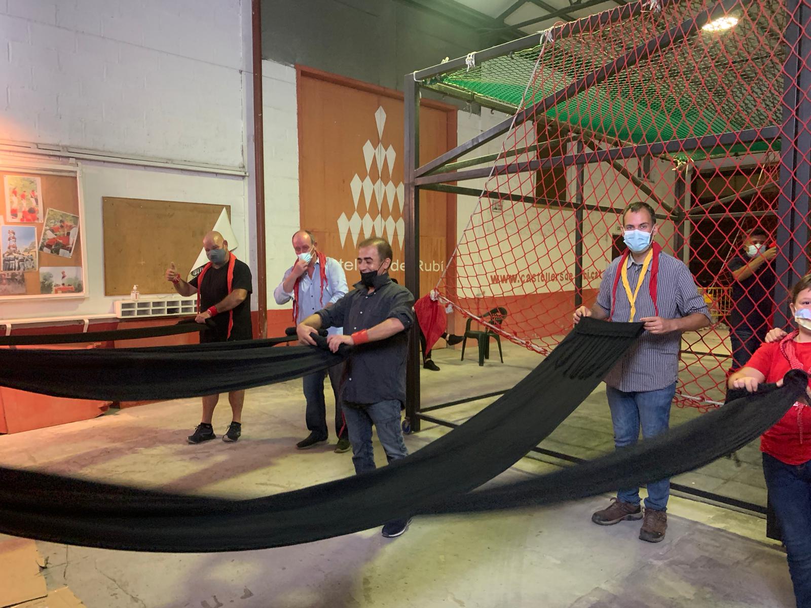 Els castellers de Rubí, durant el seu primer assaig després de la Covid-19. FOTO: Cedida