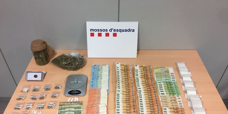 A l'habitatge de l'arrestat es va localitzar marihuana, cocaïna i diners en efectiu. FOTO: Mossos d'Esquadra