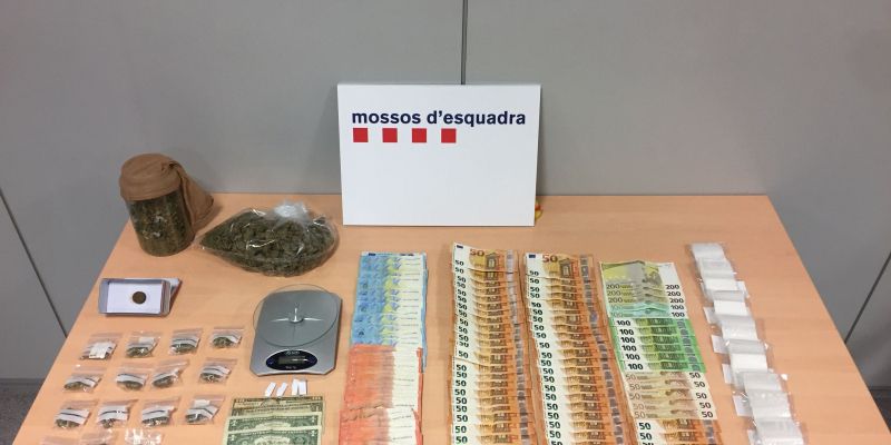 A l'habitatge de l'arrestat es va localitzar marihuana, cocaïna i diners en efectiu. FOTO: Mossos d'Esquadra A l'habitatge de l'arrestat es va localitzar marihuana, cocaïna i diners en efectiu. FOTO: Mossos d'Esquadra