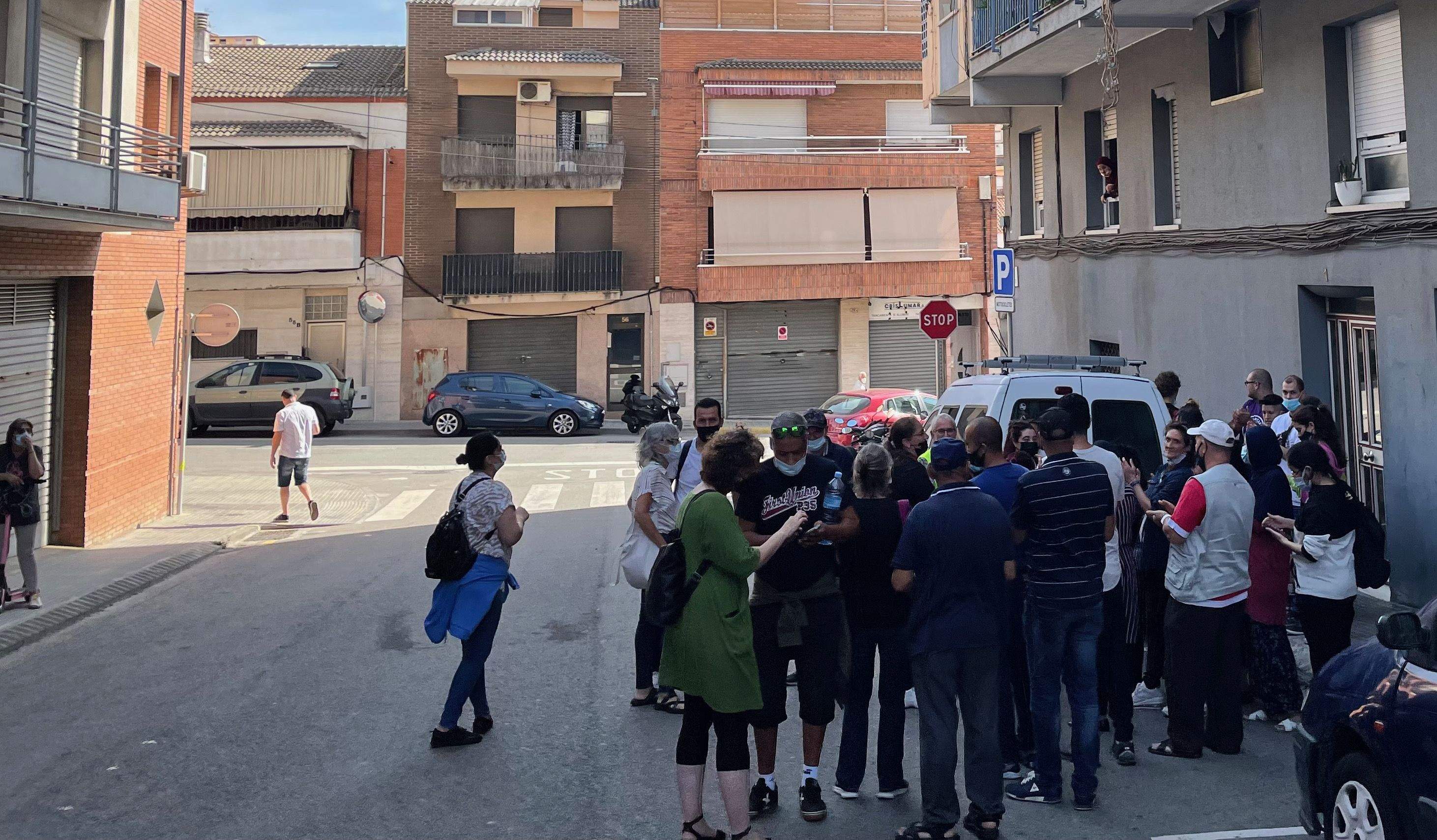 Membres de la plataforma PAH de Rubí i membres d'altres entitats una vegada s'ha comunicat que el desnonament quedava ajornat. FOTO: NHSIMG 7171