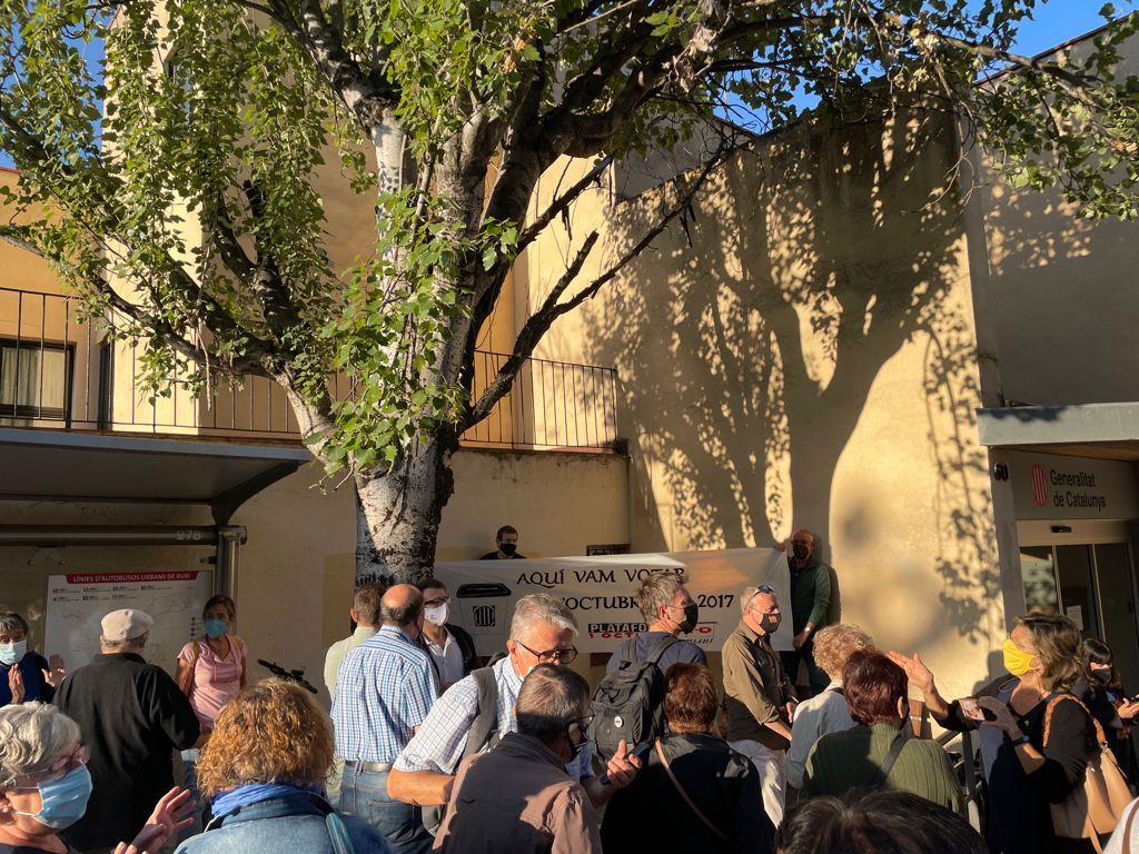 Una trentena de persones davant el Casal d'Avis de Rubí. FOTO: NHS