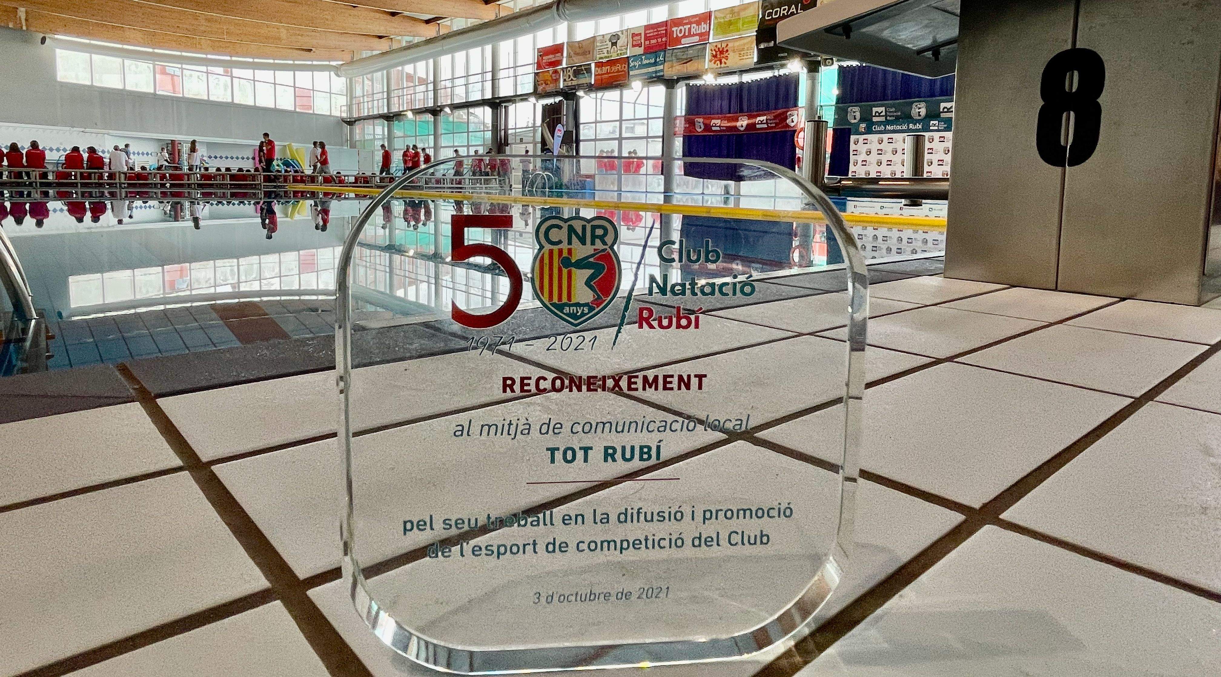 El club de natació CN Rubí ha guardonat la labor de difusió del TOT Rubí. FOTO: Redacció