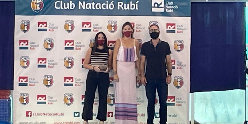 El club de natació CN Rubí ha guardonat la labor de difusió del TOT Rubí. FOTO: Redacció