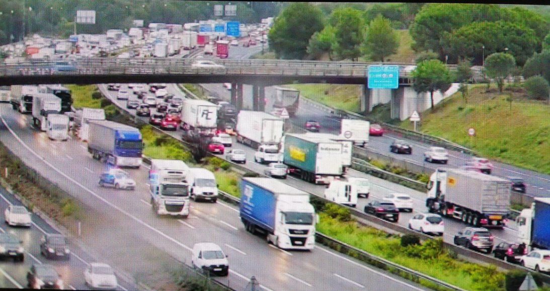 Dilluns complicat a les carreteres per la pluja i la vaga de Renfe. FOTO: Trànsit Dilluns complicat a les carreteres per la pluja i la vaga de Renfe. FOTO: Trànsit