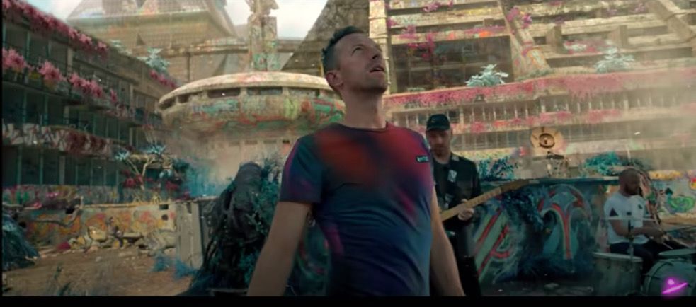 Imatge del nou videoclip de Coldplay, amb les piscines abandonades de Castellnou de fons