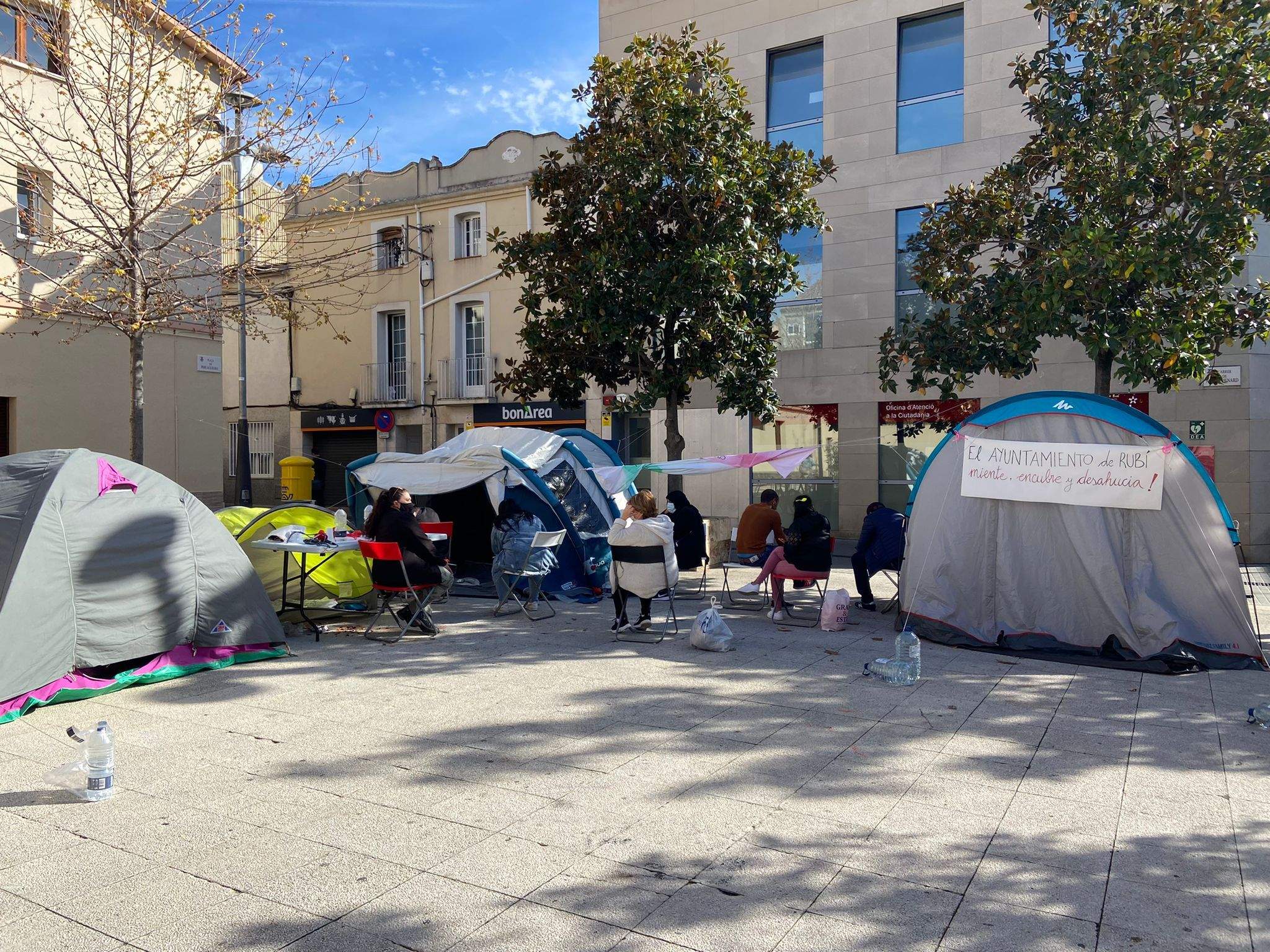 Acampada de la PAH de Rubí, aquest dimarts al migdia. FOTO: Cedida