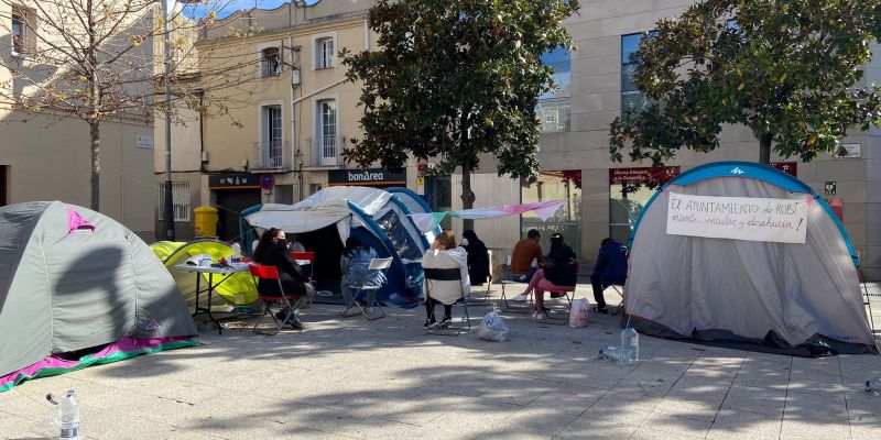 Acampada de la PAH de Rubí, aquest dimarts al migdia. FOTO: Cedida