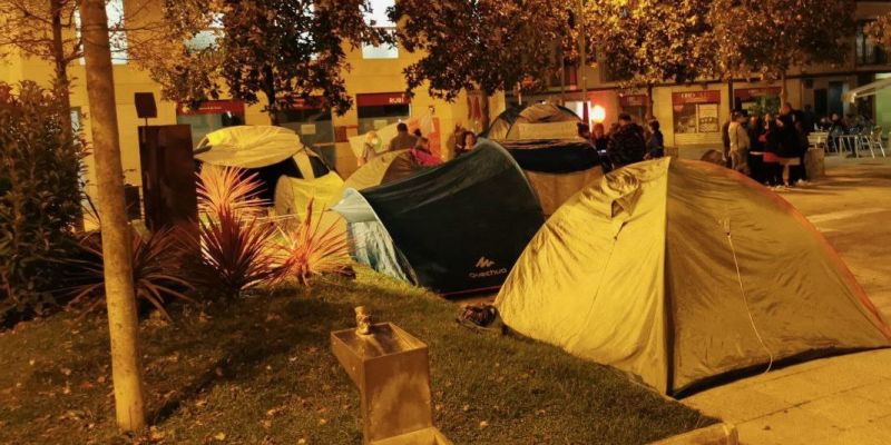 Aquest dilluns al vespre hi havia sis tendes acampades de la PAH de Rubí a la plaça Pere Aguilera. FOTO: Cedida