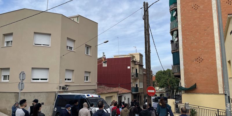 Prop d'una trentena de persones s'han col·locat a l'altra banda del cordó policial. FOTO: Redacció