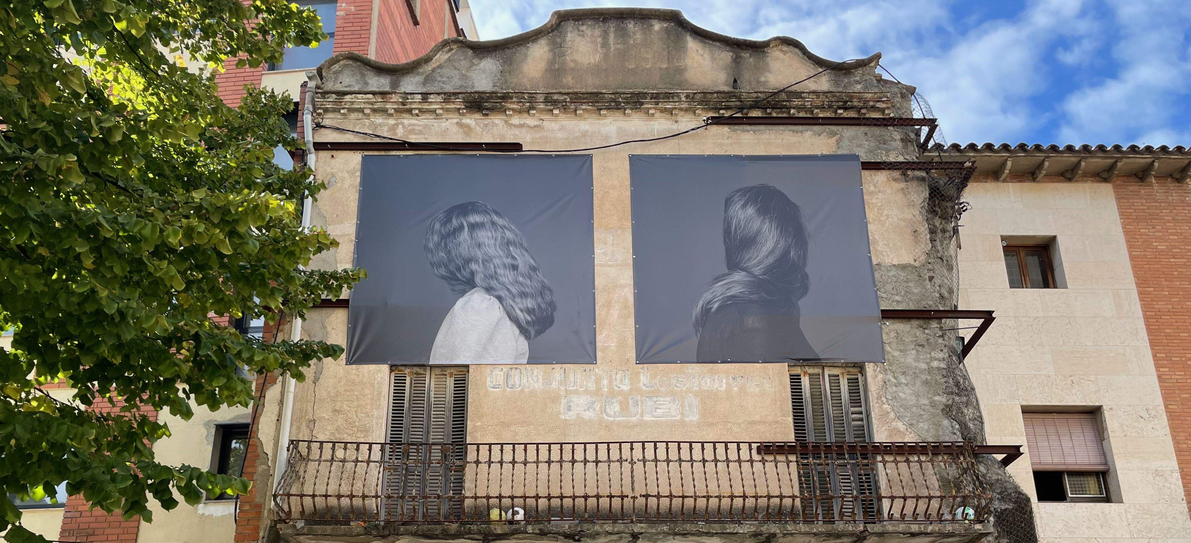 Dues fotografies de La Nuu 2021 a la façana d'un edifici de la plaça Dr. Guardiet. FOTO: NHS Dues fotografies de La Nuu 2021 a la façana d'un edifici de la plaça Dr. Guardiet. FOTO: NHS