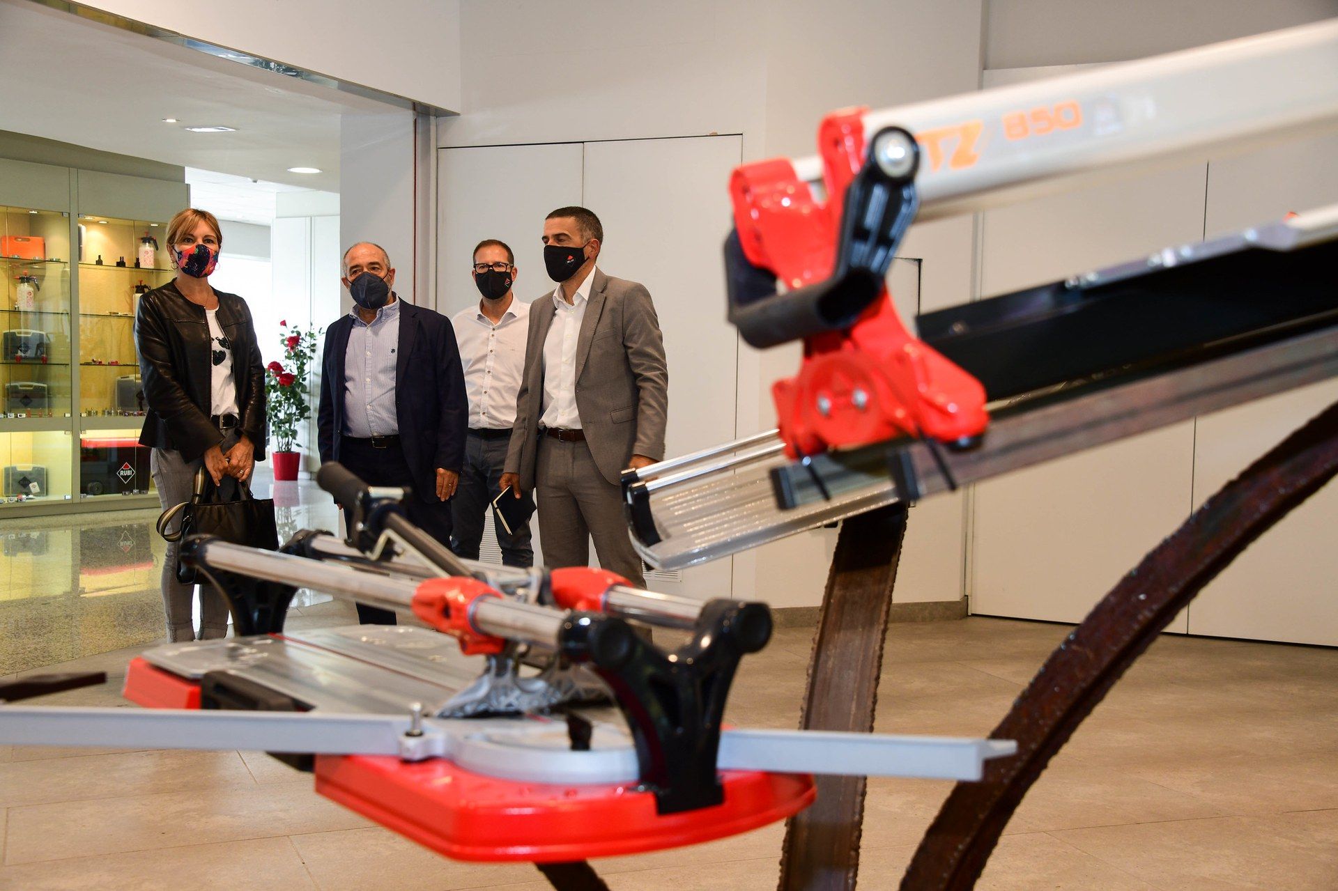 L'alcaldessa en un moment de la visita a l'empresa Germans Boada. FOTO: Ajuntament de Rubí – Localpres