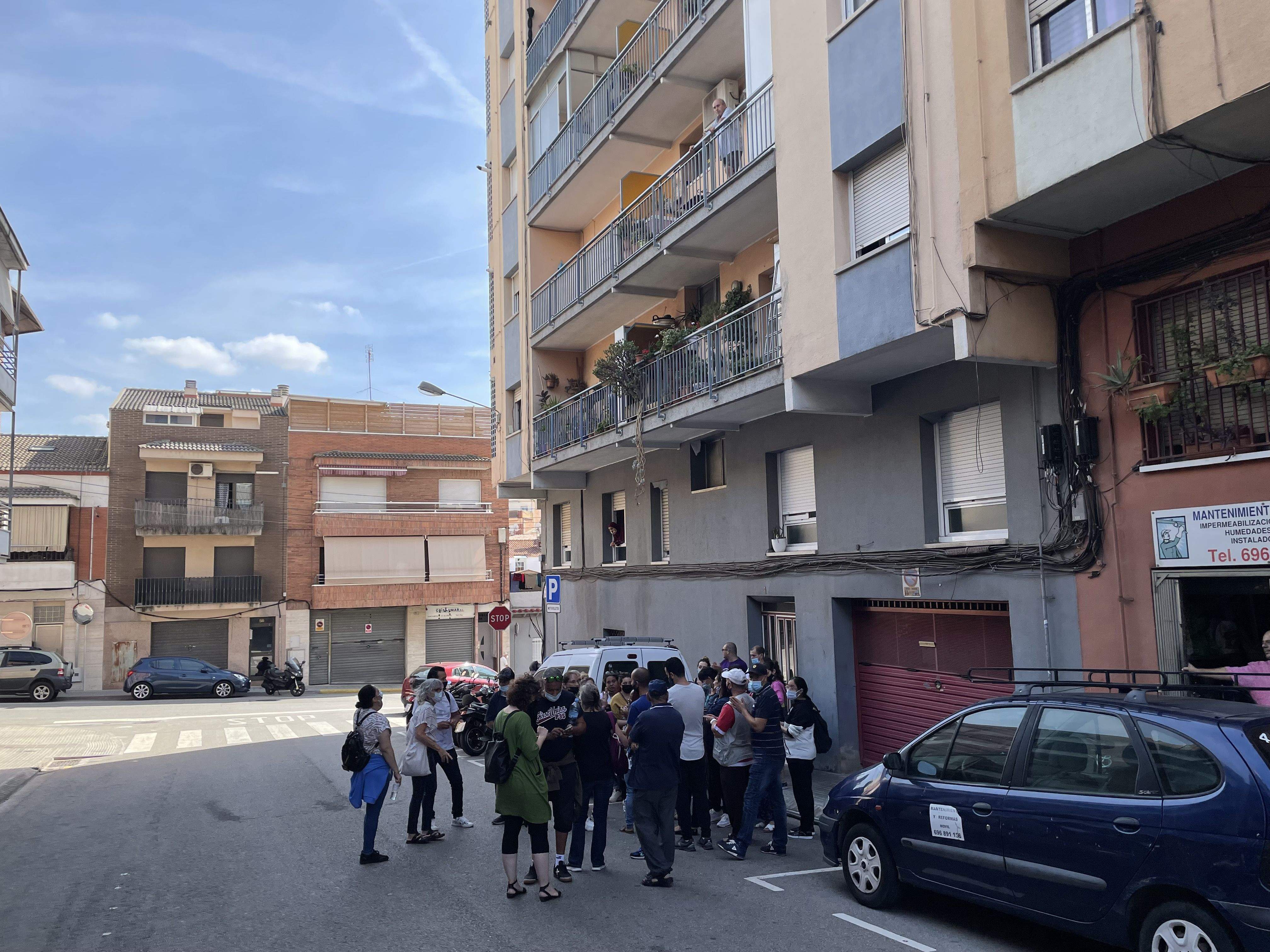 Imatge de membres de la PAH de Rubí dimecres passat davant el pis del carrer Albacete. FOTO: Redacció Imatge de membres de la PAH de Rubí dimecres passat davant el pis del carrer Albacete. FOTO: Redacció