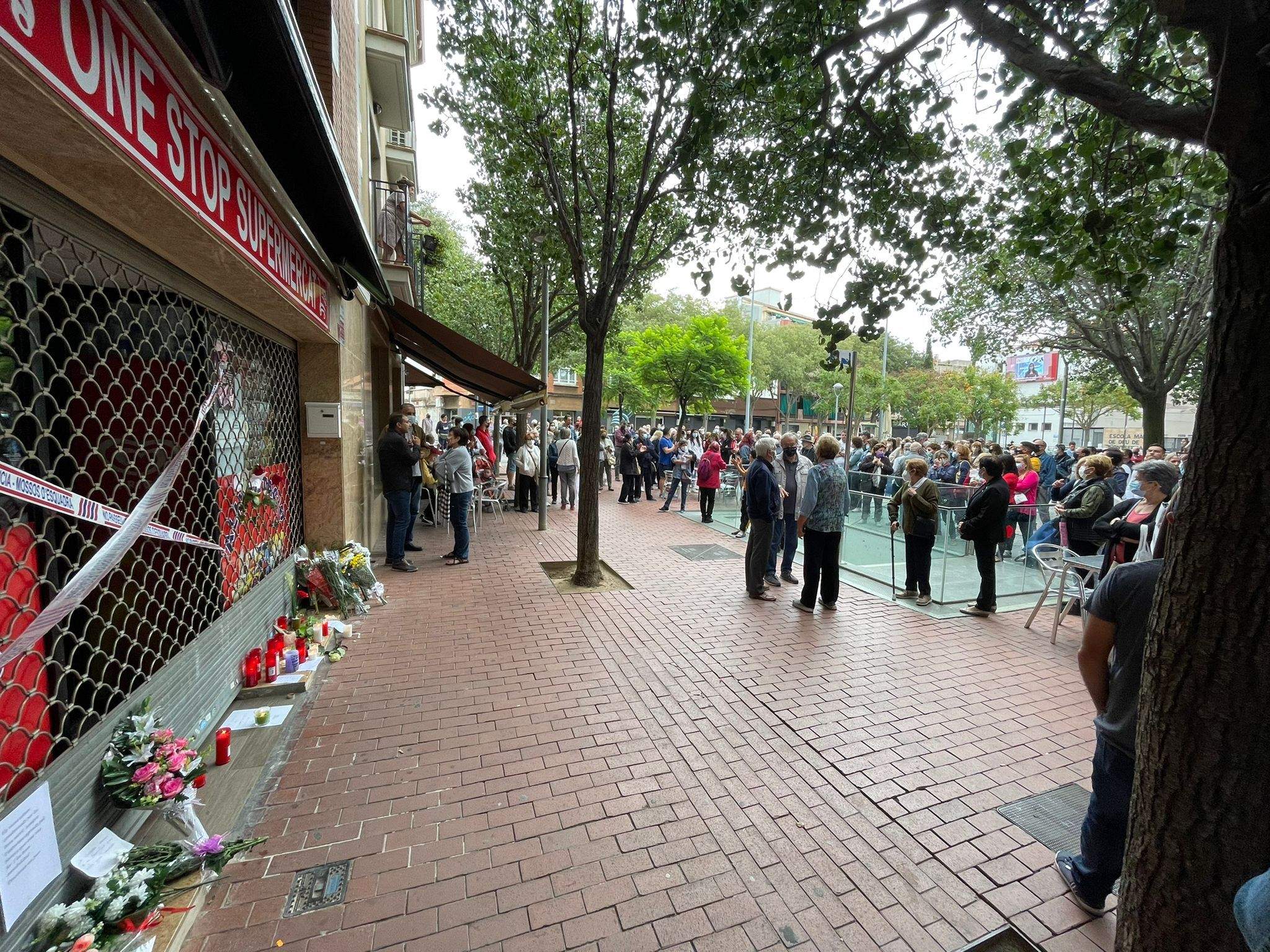 Més d'un centenar de persones es concentren a la plaça Onze de Setembre per demanar més seguretat. FOTO: Andrea Martínez