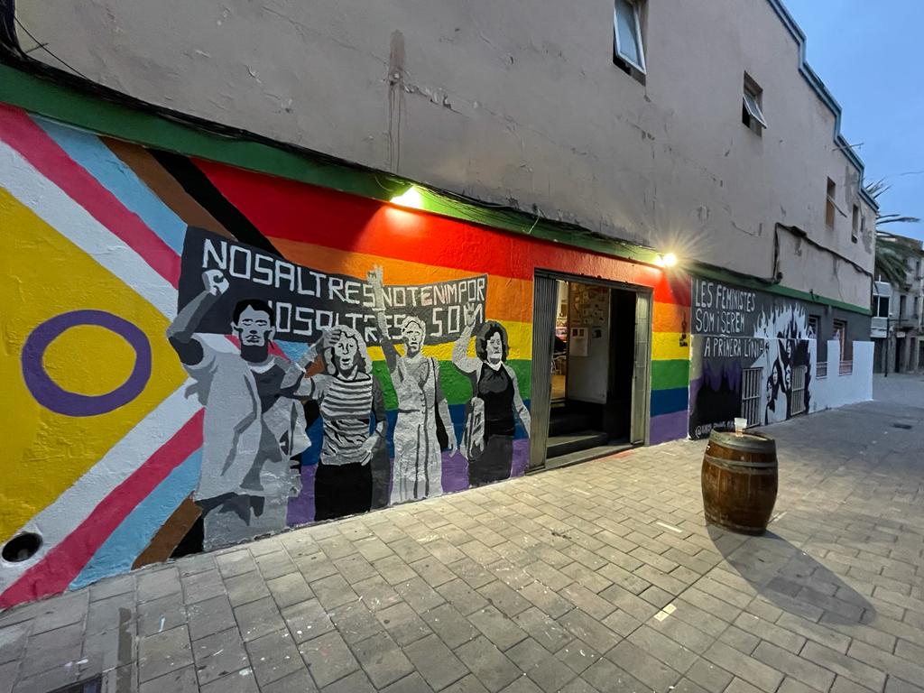 Façana del CRAC amb un mural LGTBIQ+ a càrrec del col·lectiu La Ràbia. FOTO: Andrea Martínez Façana del CRAC amb un mural LGTBIQ+ a càrrec del col·lectiu La Ràbia. FOTO: Andrea Martínez