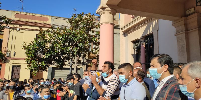 Diversos membres de la comunitat paquistanesa han pres la paraula durant la manifestació. FONT: NHS