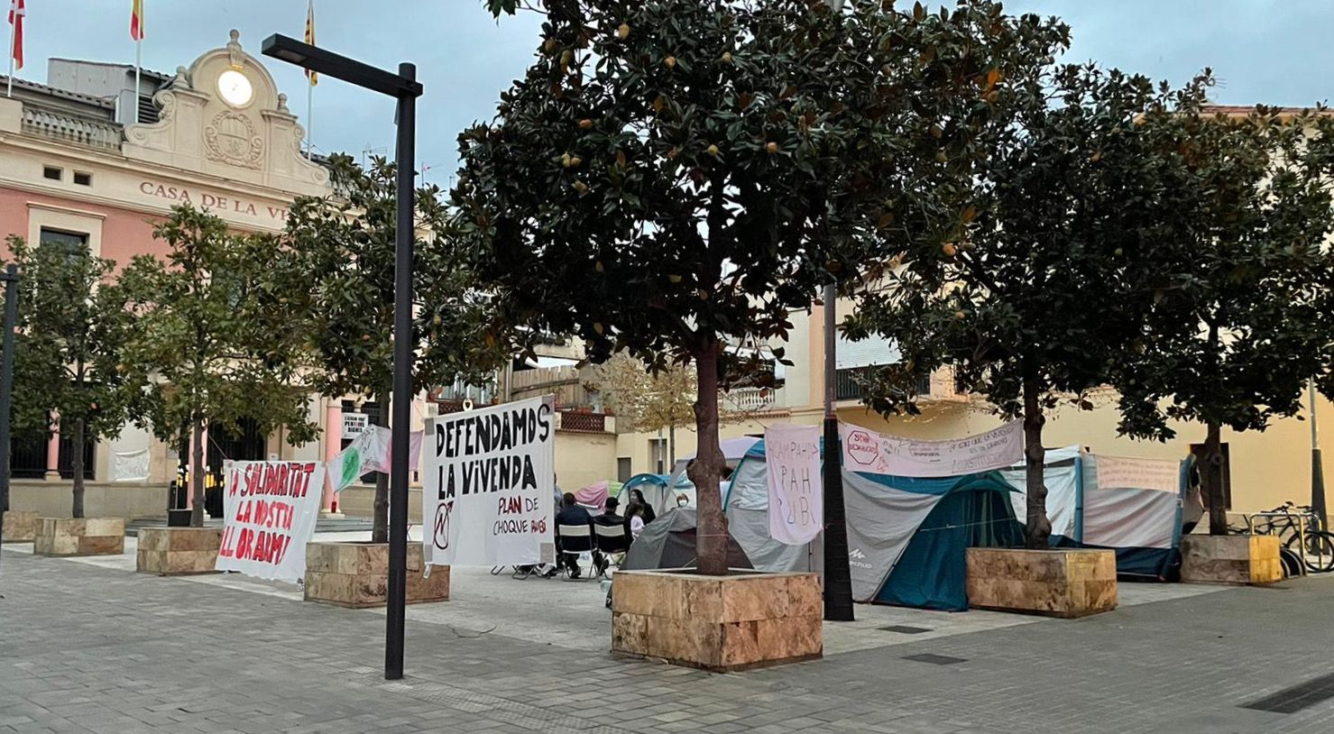 Tendes de campanya de la PAH de Rubí aquest dissabte a la plaça Pere Aguilera. FOTO: Andrea Martínez