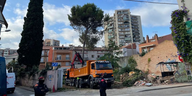 L'enderrocament de l'hort comunitari El Mirlo aquest dijous a mig matí. FOTO: NHS