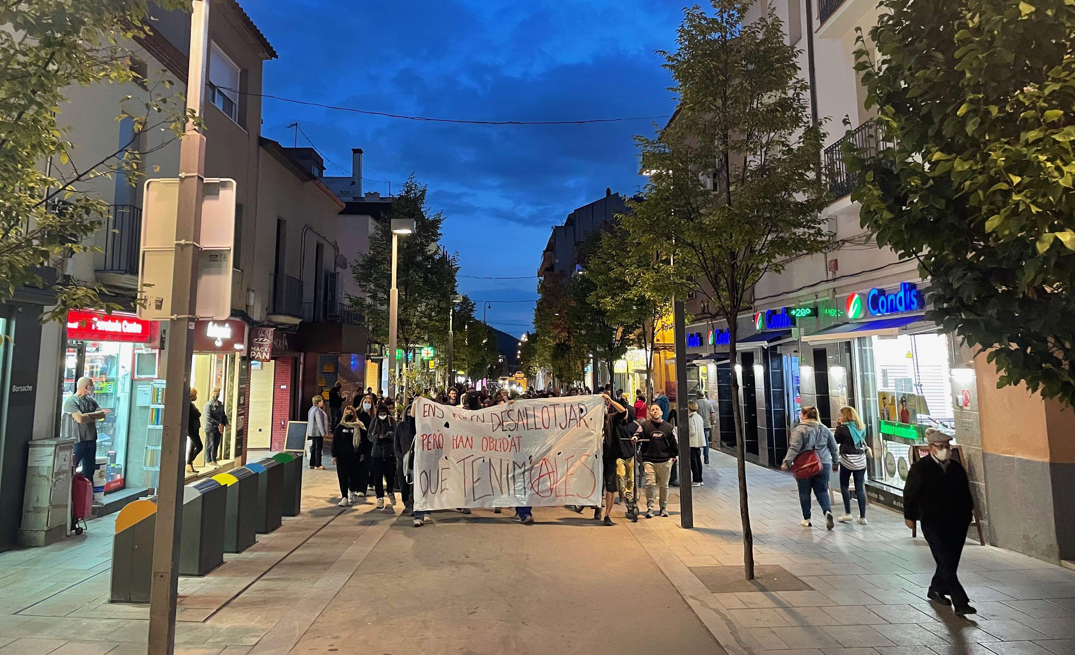 Un moment de la protesta pels carrers del centre de Rubí. FOTO: NHS Un moment de la protesta pels carrers del centre de Rubí. FOTO: NHS