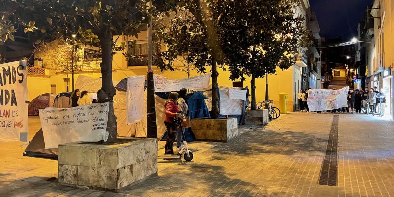 Moment en el qual la capçalera de la manifestació arriba a la plaça Pere Aguilera, on acampa la PAH de Rubí. FOTO: NHS