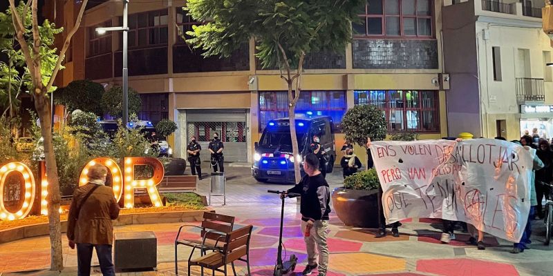 La manifestació també ha passat per davant dels jutjats de Rubí, on hi havia presència policial. FOTO: NHS