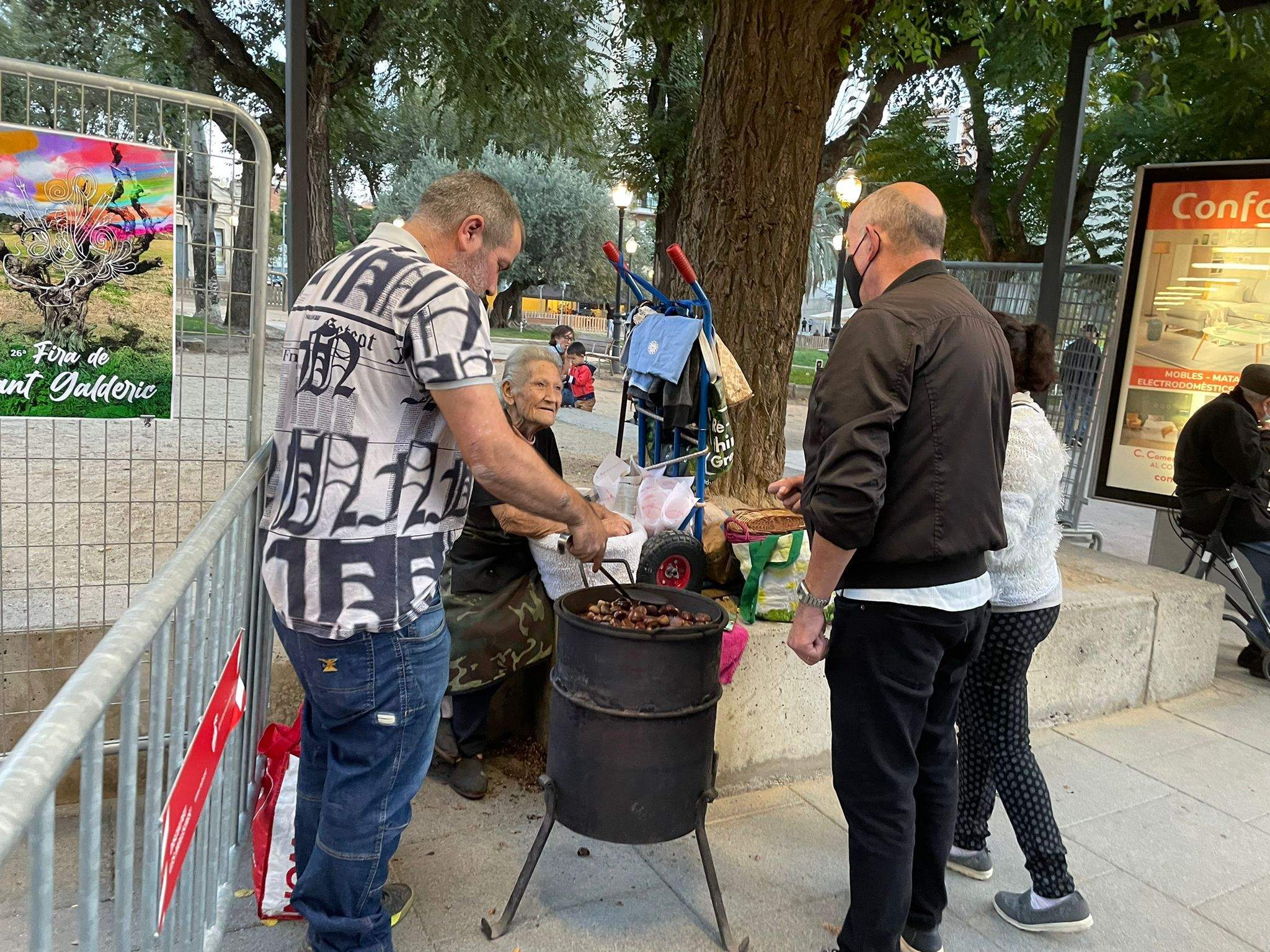 La Sra. Maria torna a vendre castanyes a Rubí. FOTO: Andrea Martínez