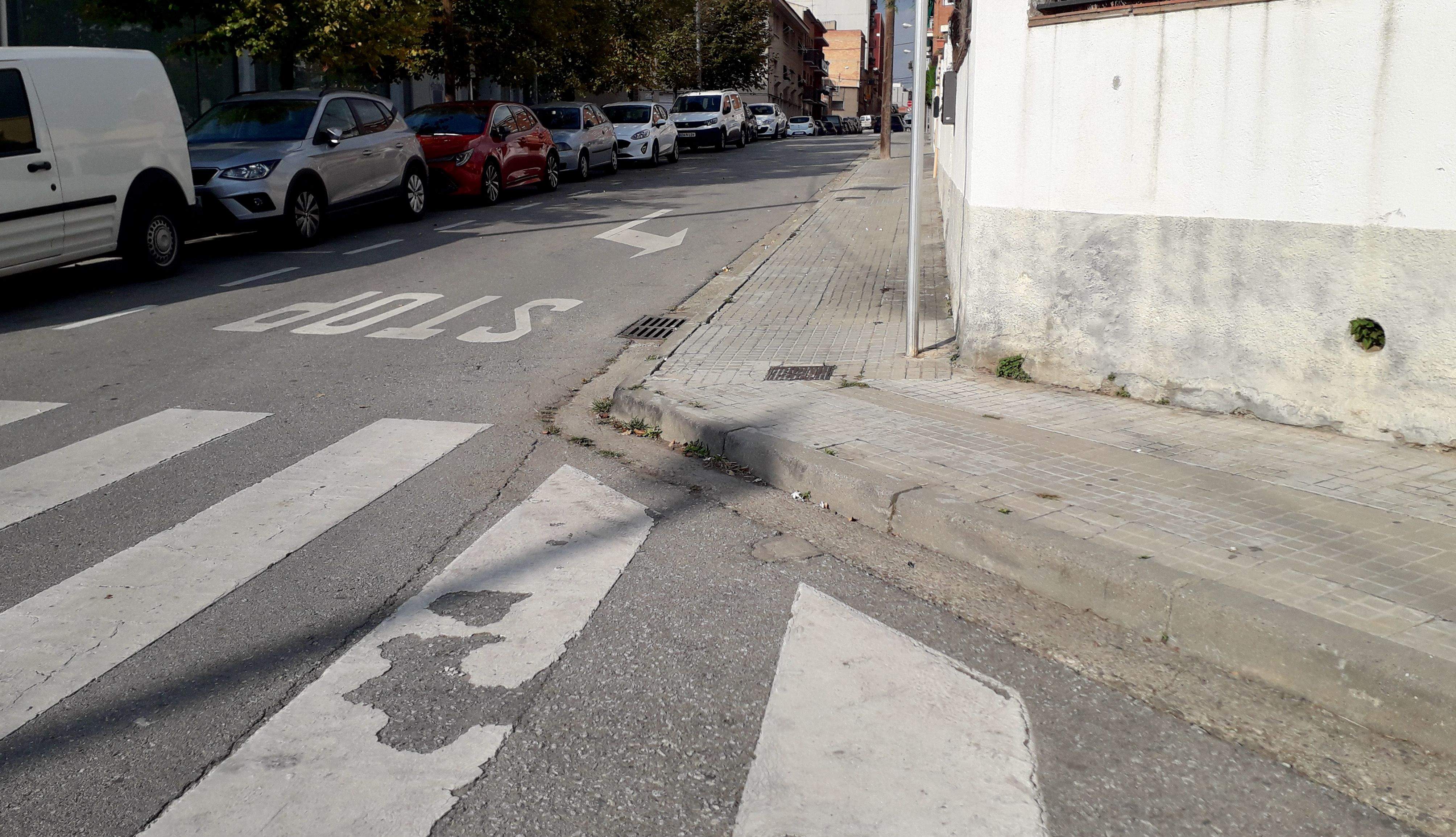 Una vorera de Rubí amb un pas de vianant inaccessible. FOTO: Redacció 