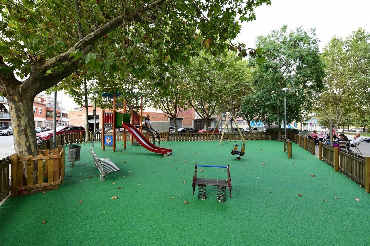 El parc infantil de la plaça de Santa Fe ara disposa d’un paviment amortidor. FOTO: Ajuntament de Rubí – Localpres