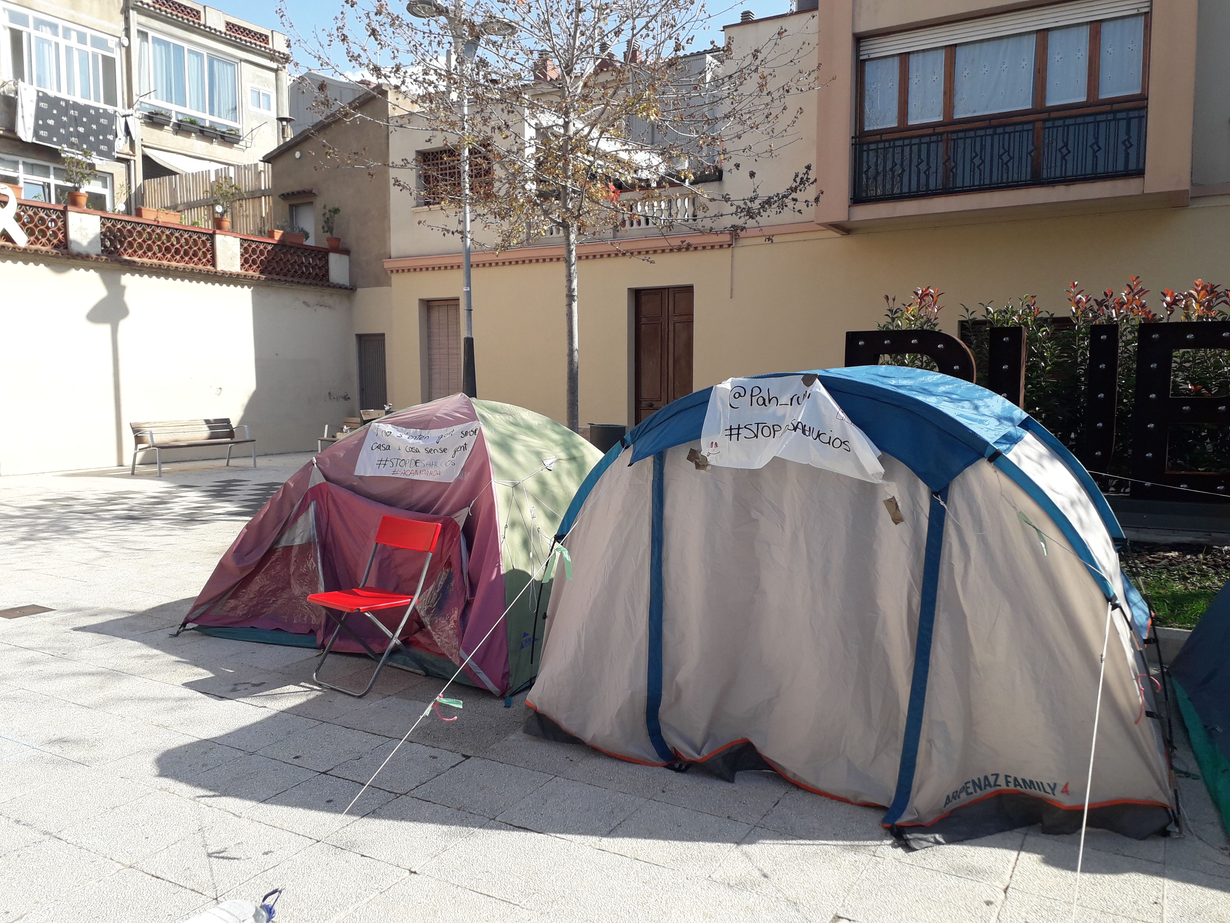 Tendes de campanya de la PAH de Rubí, a la plaça Pere Aguilera, aquest dilluns al migdia. FOTO: Redacció 