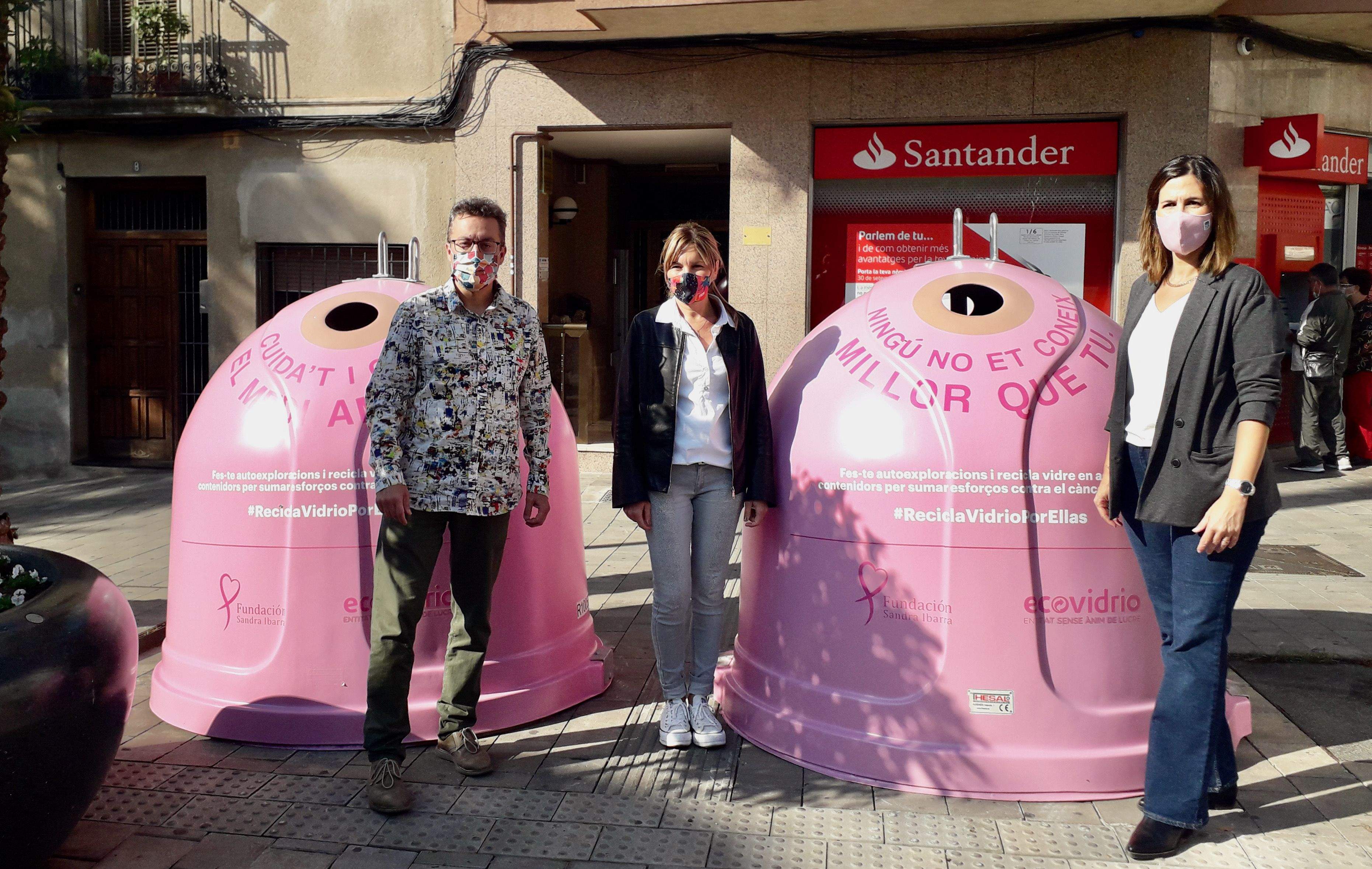 L’alcaldessa, el regidor i la gerent d’Ecovidrio, davant dels dos contenidors de la campanya. FOTO: NHS