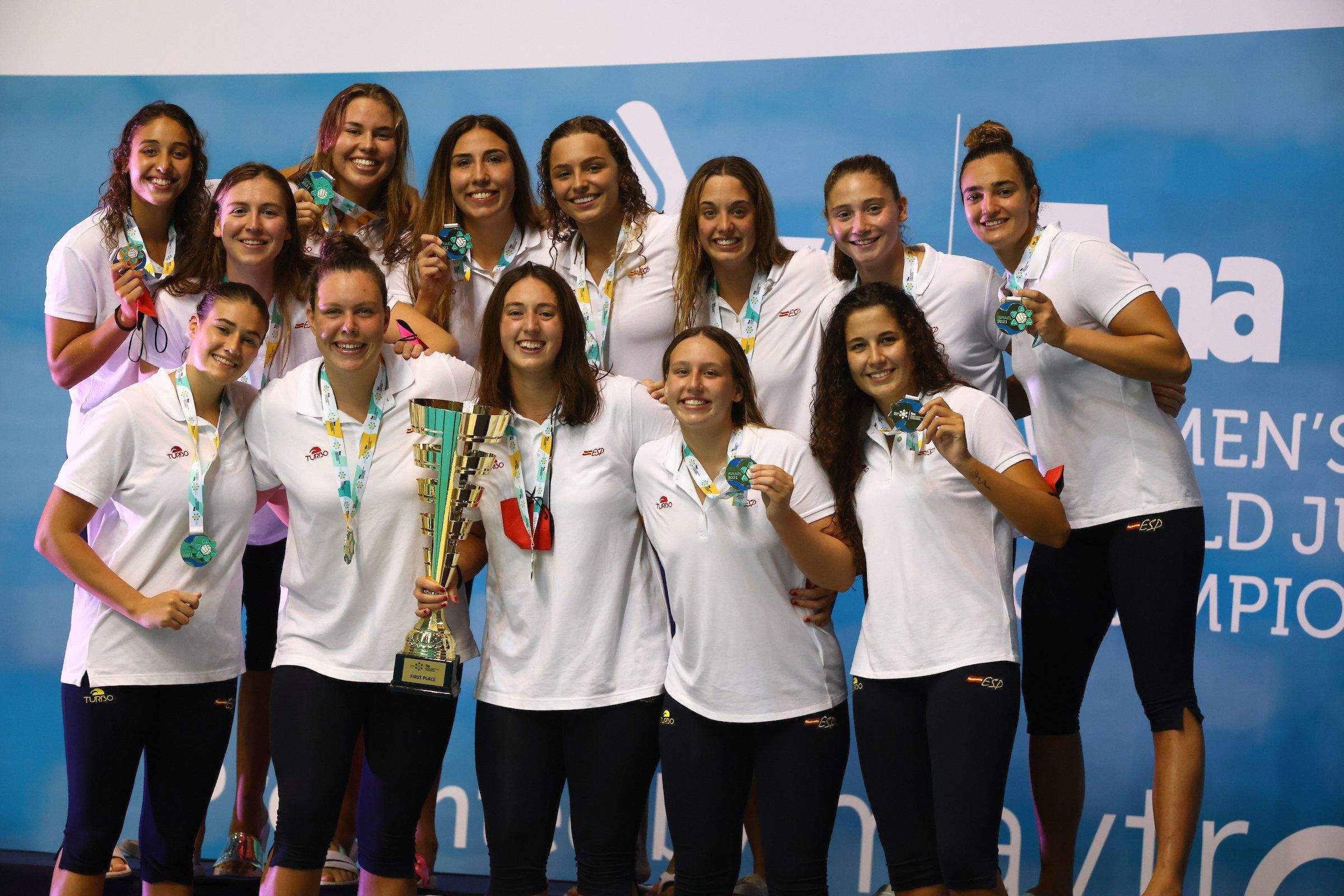 Les waterpolistes rubinenques Elena Ruiz i Elia Jiménez s’han proclamat campiones del món en categoria júnior amb la selecció espanyola. FOTO: Cedida