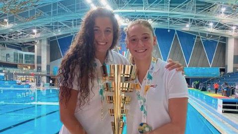 L'Elia Jiménez i l'Elena Ruz, campiones del mundial júnior de waterpolo 2021. FOTO: Cedida