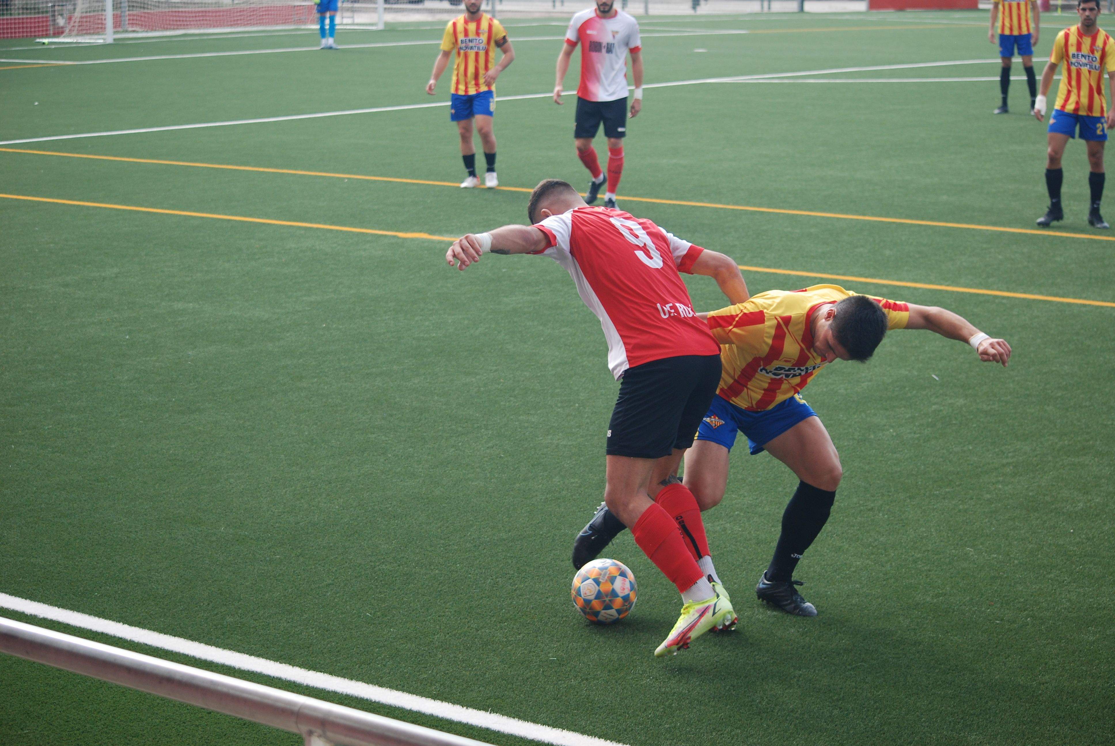 Tant la Fundació UE Tona com la UE Rubí van disputar un bon partit de futbol. FOTO: Cedida