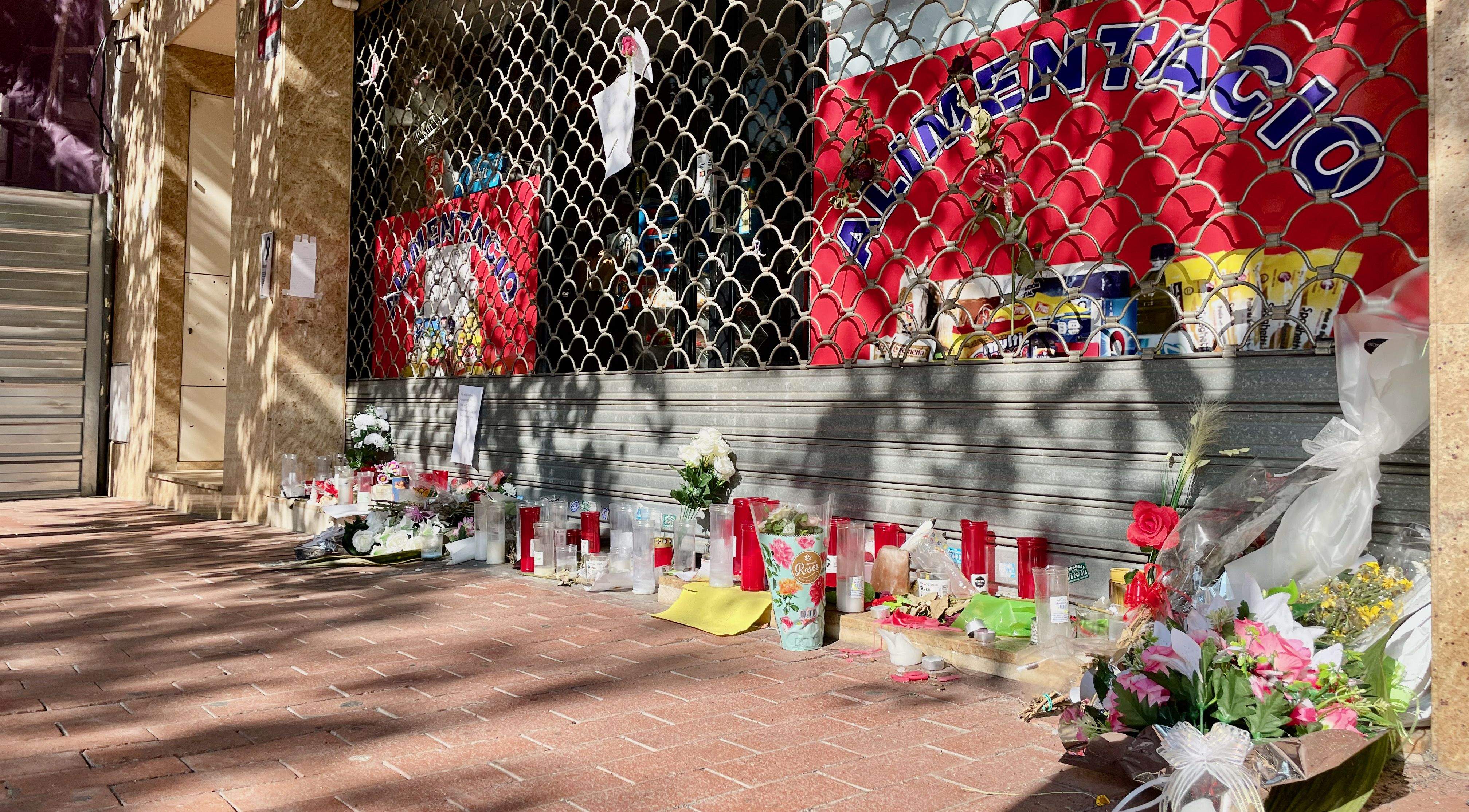 Aparador de la botiga on treballaba el Hafiz, aquest dimarts al migdia. FOTO: NHS