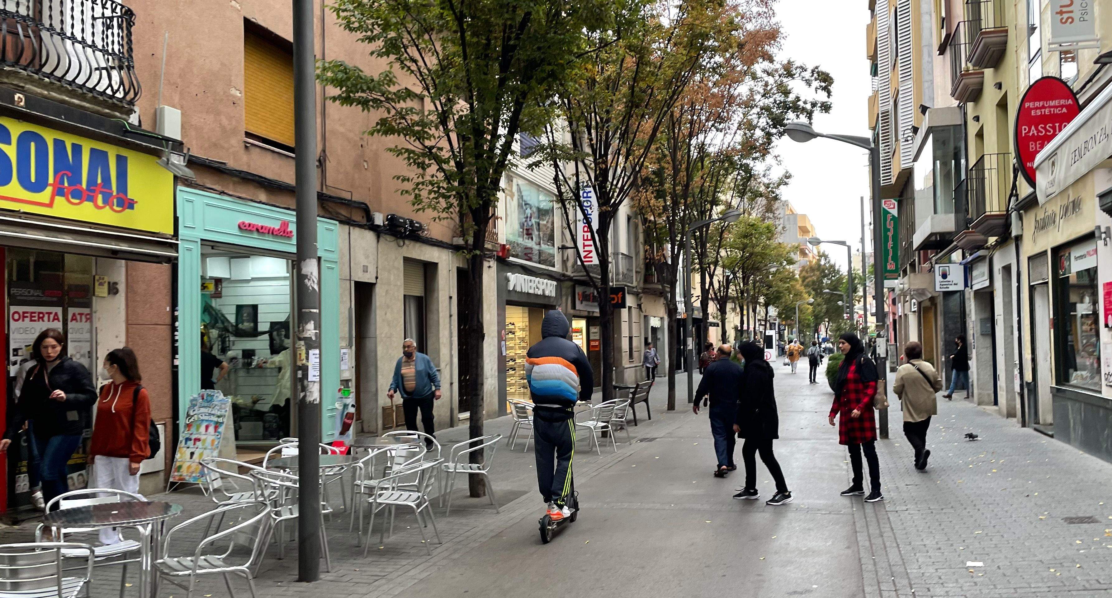 Una persona circula amb un patinet elèctric pel passeig Francesc Macià de Rubí. FOTO: NHS Una persona circula amb un patinet elèctric pel passeig Francesc Macià de Rubí. FOTO: NHS