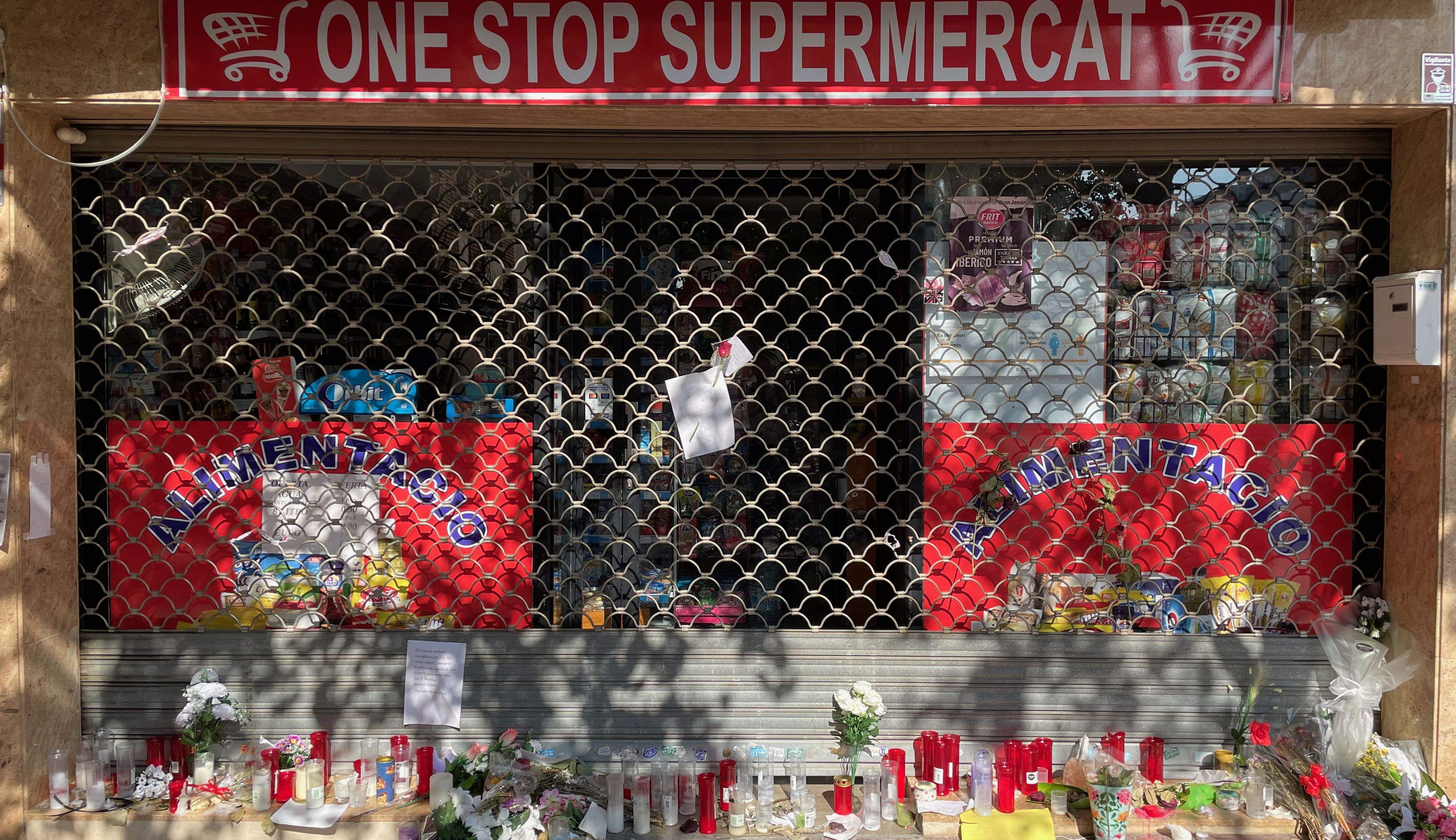 IL'aparador de la botiga on treballava en Hasif, plena d'espelmes, flors i escrits dels veïns de Rubí. FOTO: NHS