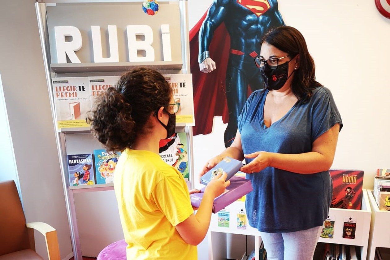 Emma García recollint el seu premi aquesta setmana a la Biblioteca. FOTO: Ajuntament de Rubí - Biblioteca municipal Emma García recollint el seu premi aquesta setmana a la Biblioteca. FOTO: Ajuntament de Rubí - Biblioteca municipal