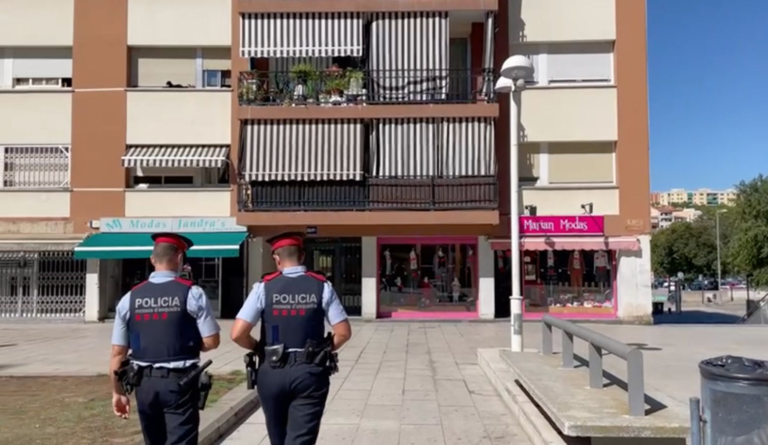 Dos agents de la policia de proximitat de Mossos d'Esquadra patrullant per la plaça de la Constitució. FOTO: NHS