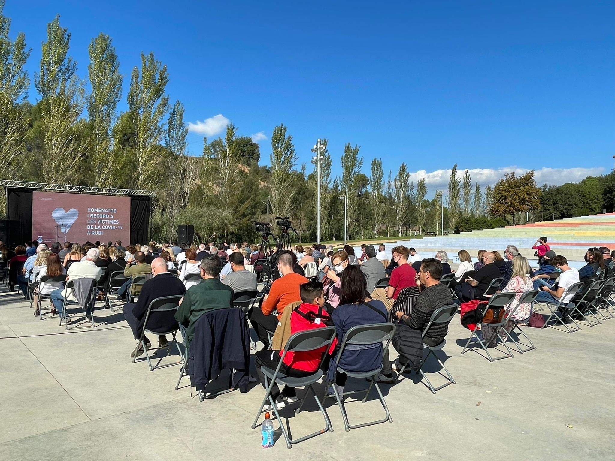 Rubí homenatge i recorda a les víctimes de la Covid-19. FOTO: Andrea Martínez 