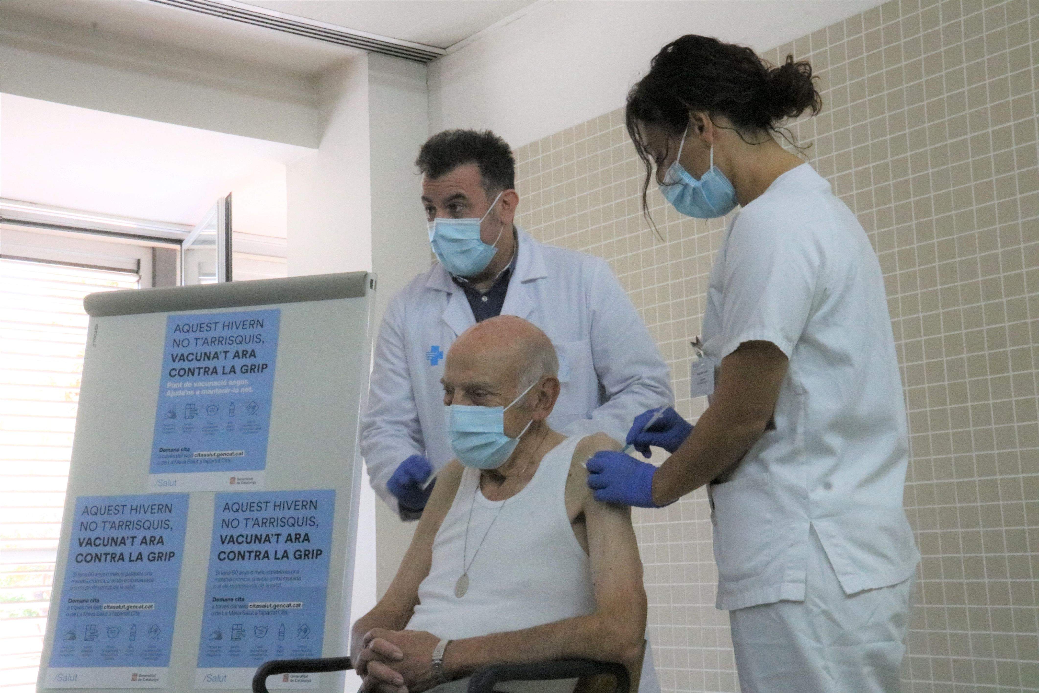 Una persona gran rep la vacuna contra la Covid a un CAP de Barcelona. FOTO: Eli Don/ACN
