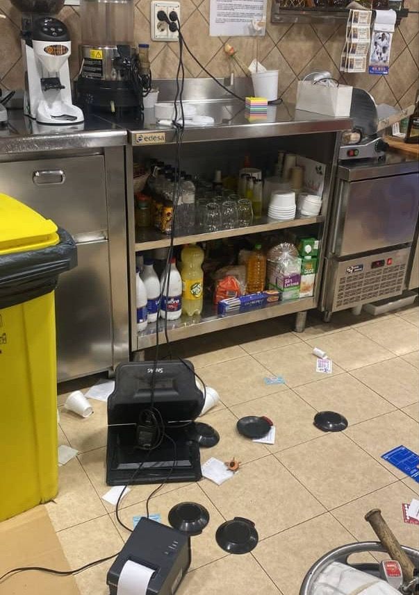 Desperfectes causats a l'interior de la cafeteria on es va produir el robatori. FOTO: Cedida
